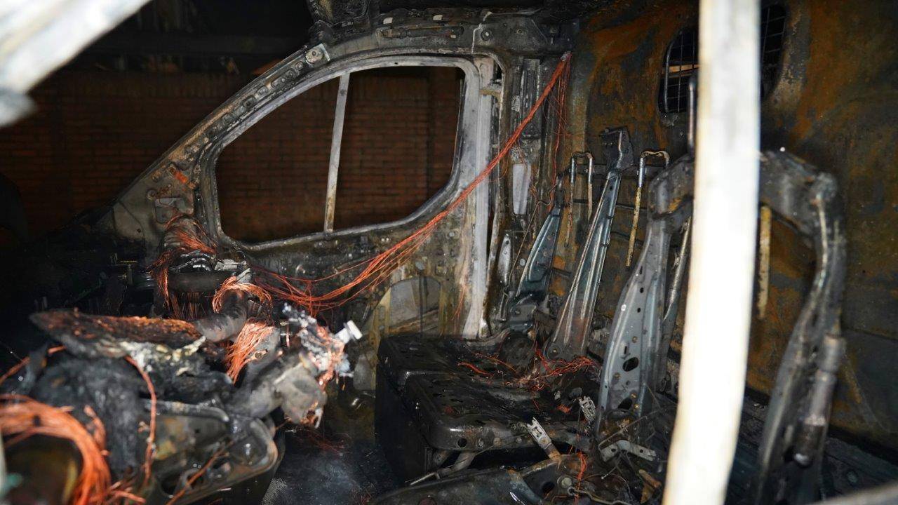 De brandweer had de brand snel onder controle maar kon niet voorkomen dat de bus verloren ging (foto: Bart Meesters).