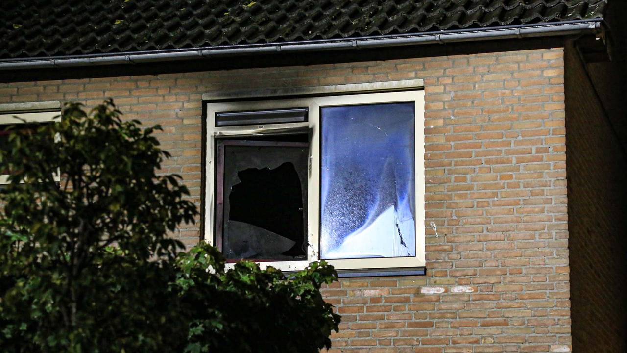 De brand in het huis in Gemert ontstond op de eerste etage (foto: Harrie Grijseels/SQ Vision).