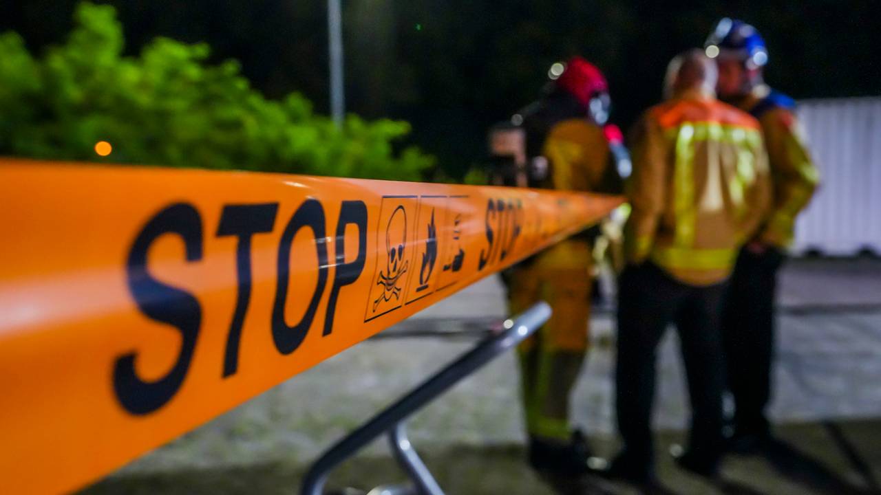 De brandweer houdt iedereen op afstand (foto: SQ Vision Mediaprodukties).