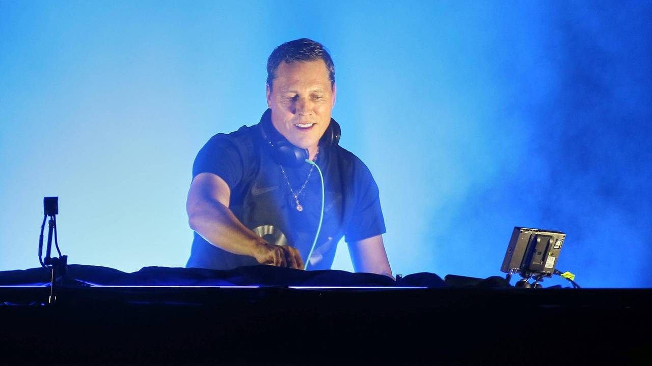 Tiësto in het zwarte shirt van NAC (foto: ANP).