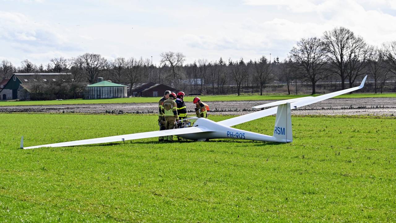 Het vliegtuig landde bij de Bavelse hei in Bavel (foto: Tom van der Put/SQ Vision).