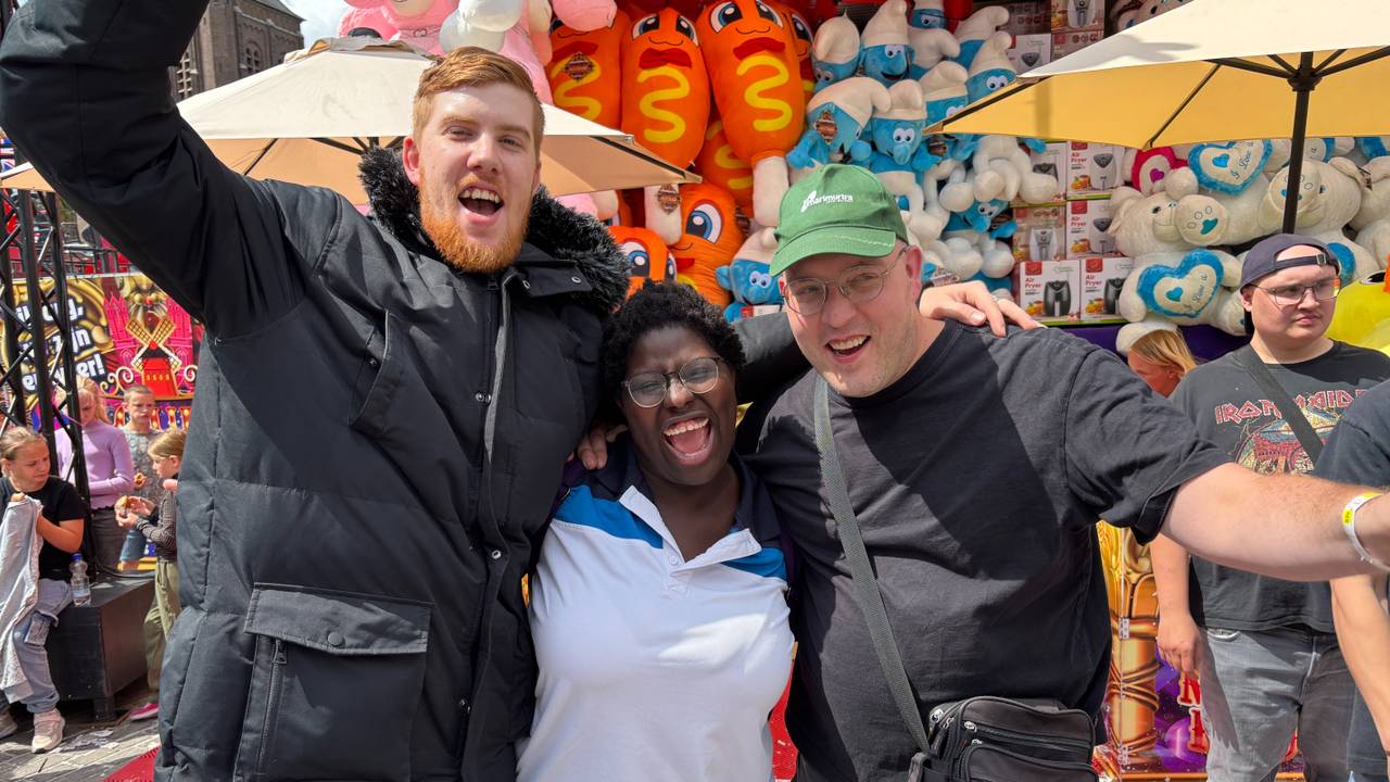 Blije gezichten op de gehandicaptenmiddag op de kermis (foto: Omroep Brabant).