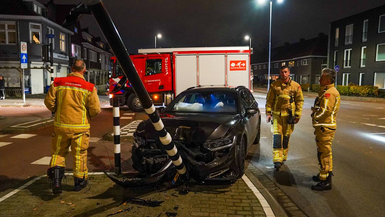 De wagen die tot stilstand kwam, de brandweer hoefde niet veel te doen (foto: Dave Hendriks/SQ Vision Mediaprodukties).