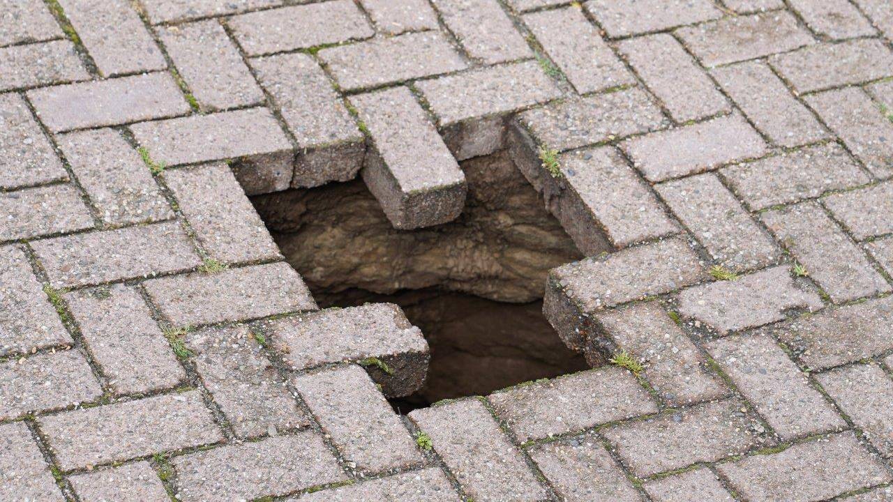 Sinkhole in de Tilburgstraat in Helvoirt (Foto: Bart Meesters/SQ Vision)