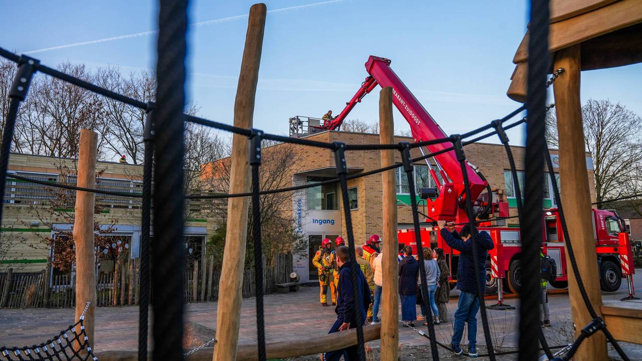 Terwijl kinderen die vrij waren, toekeken, deed de brandweer haar werk (foto: Dave Hendriks/Persbureau Heitink).