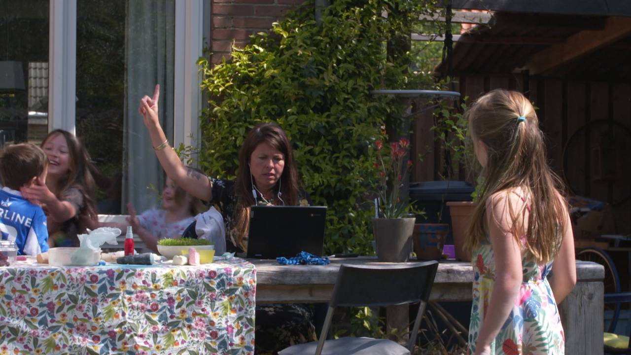 Thuiswerken met kinderen: voor Tess Akkerman was het een flinke puzzel (foto: Eva de Schipper).