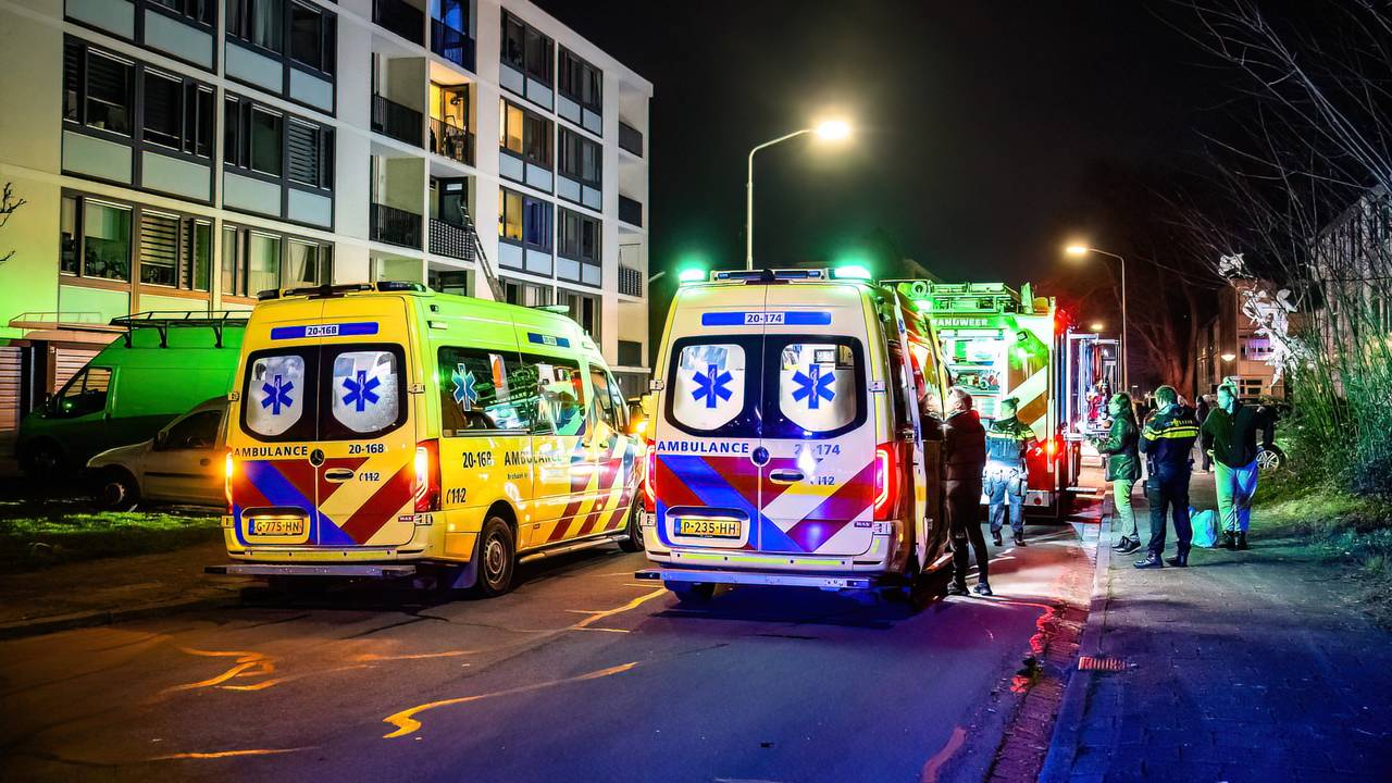 Twee bewoners kregen het benauwd vanwege de rook en zijn door ambulancepersoneel behandeld (foto: Jack Brekelmans/SQ Vision).