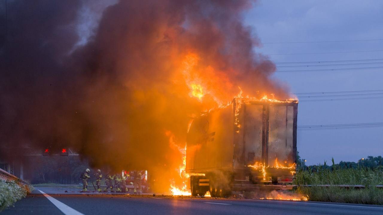 Burning truck caused problems on A27 near Raamsdonksveer for hours