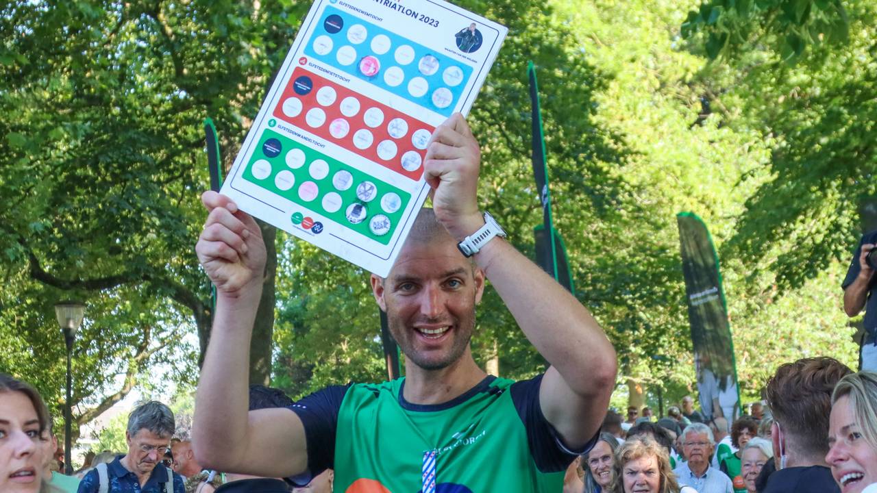 Maarten van der Weijden net nadat hij zijn elfstedenthriatlon had volbracht (foto: ANP).