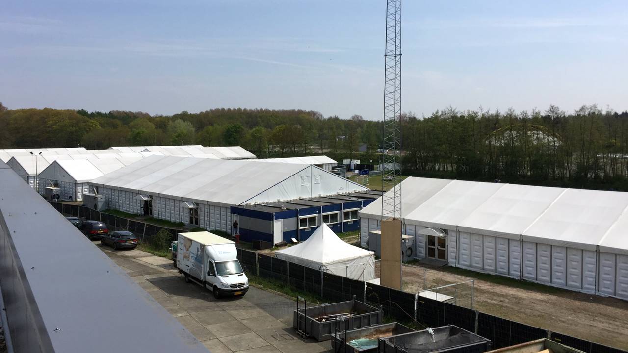 De noodopvang op het terrein van het Autotron in Rosmalen (foto: Karlijn Houterman)