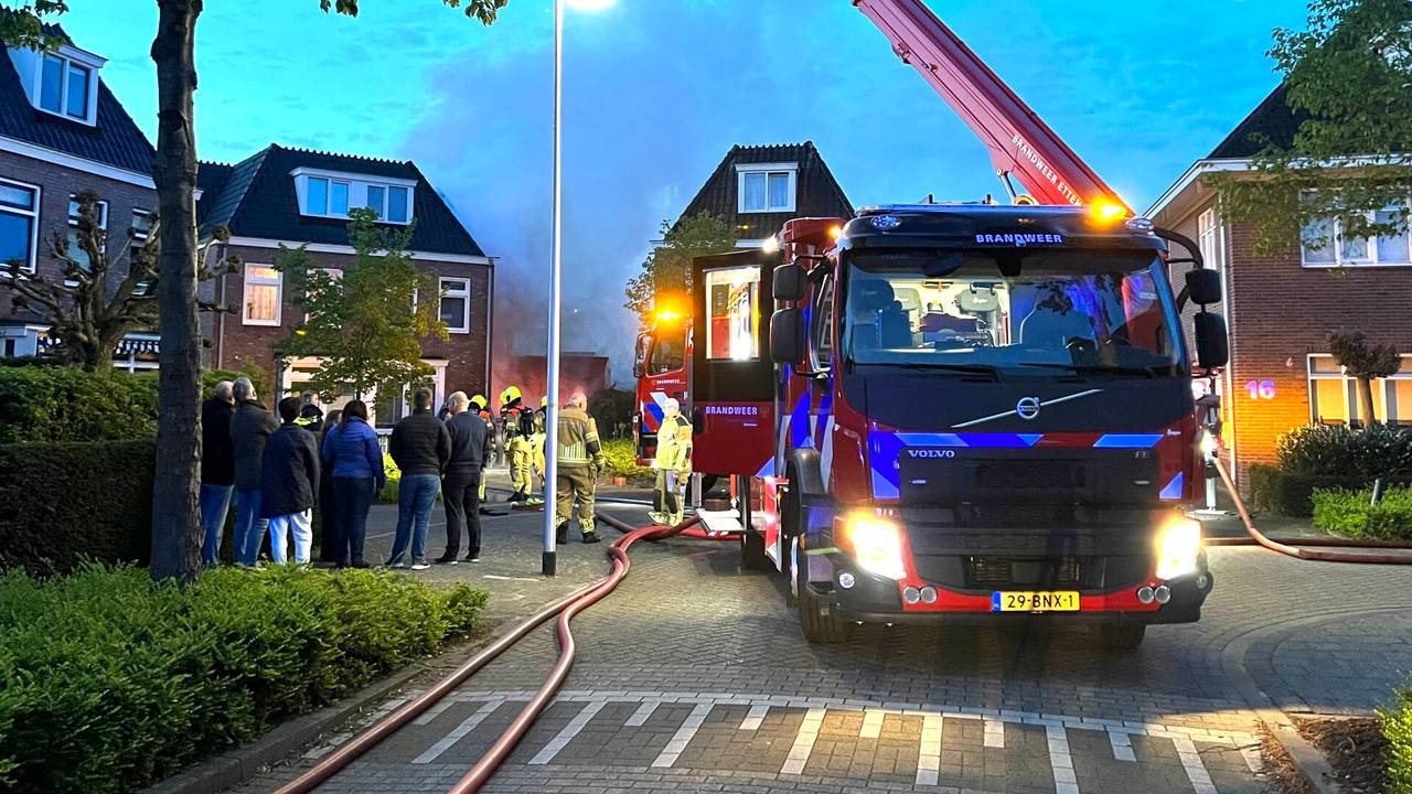 De brand aan de Herbergiestraat in Etten-Leur trekt veel bekijks (foto: Perry Roovers/SQ Vision).