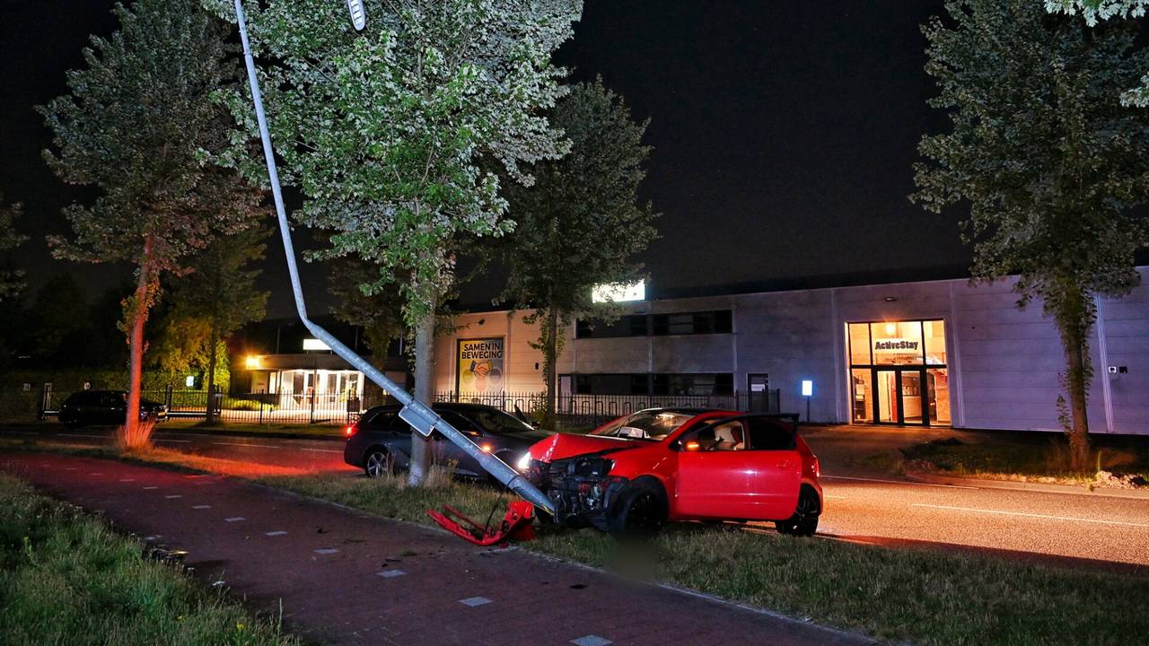 De bestuurder van de auto ging er na de crash vandoor (foto: Toby de Kort/SQ Vision).