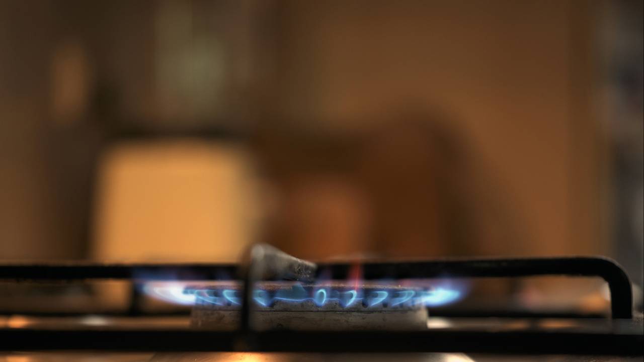 What You Need to Know About Energy Contracts: To Wait or Sign a Permanent Contract?