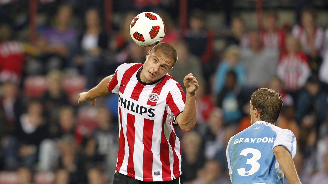 Danny Koevermans kopt de bal (foto: ANP).