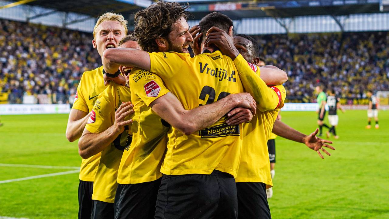 Jan Van den Bergh (met baard) knuffelt teamgenoten na een doelpunt. (Foto: Gabriel Calvino Alonso/Orange Pictures)