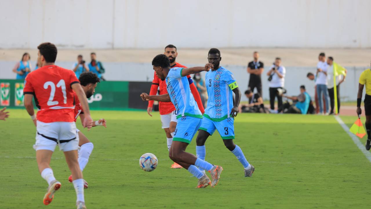 Mouad Hassan namens Djibouti oog in oog met Mo Salah.