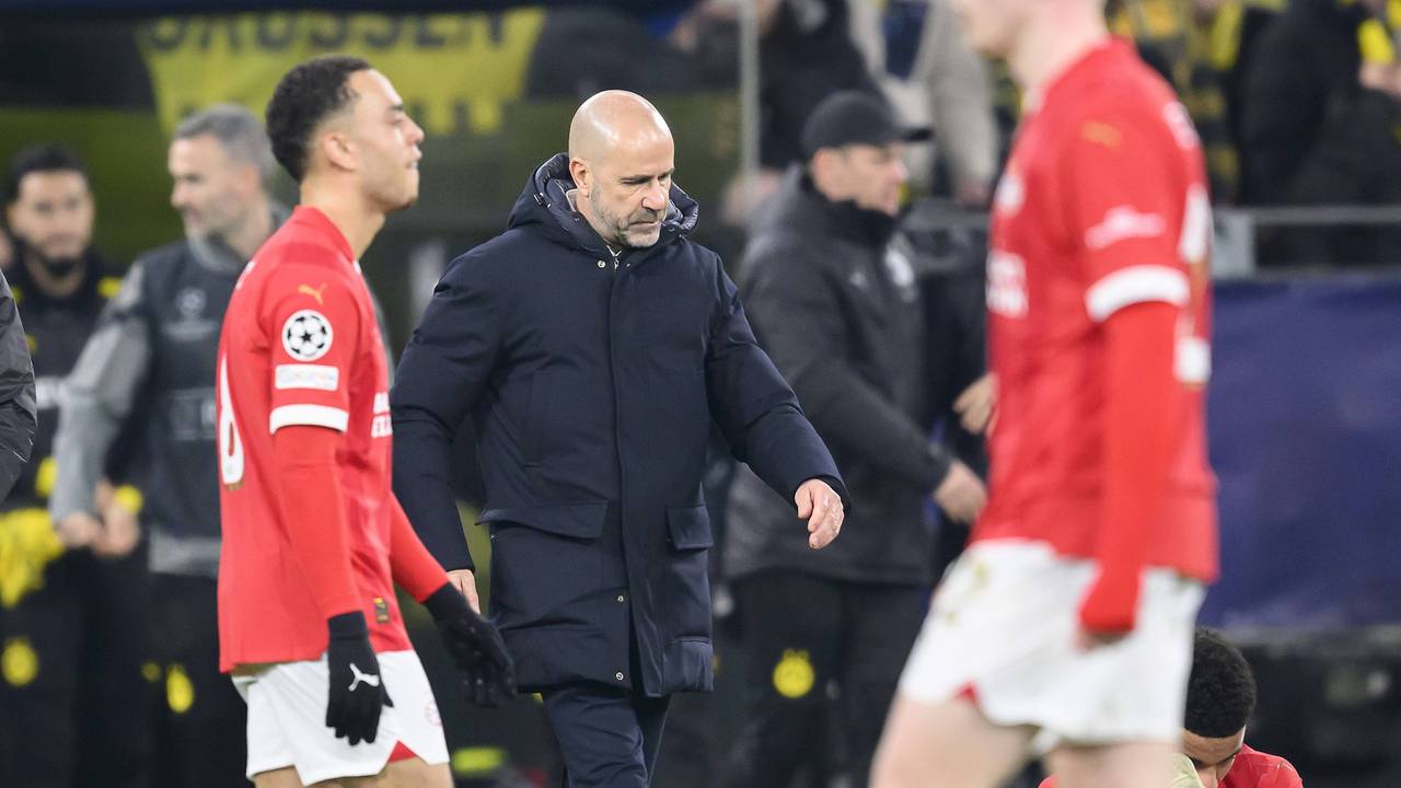 Peter Bosz loopt teleurgesteld van het veld in Dortmund (foto: ANP/Maurice van Steen).
