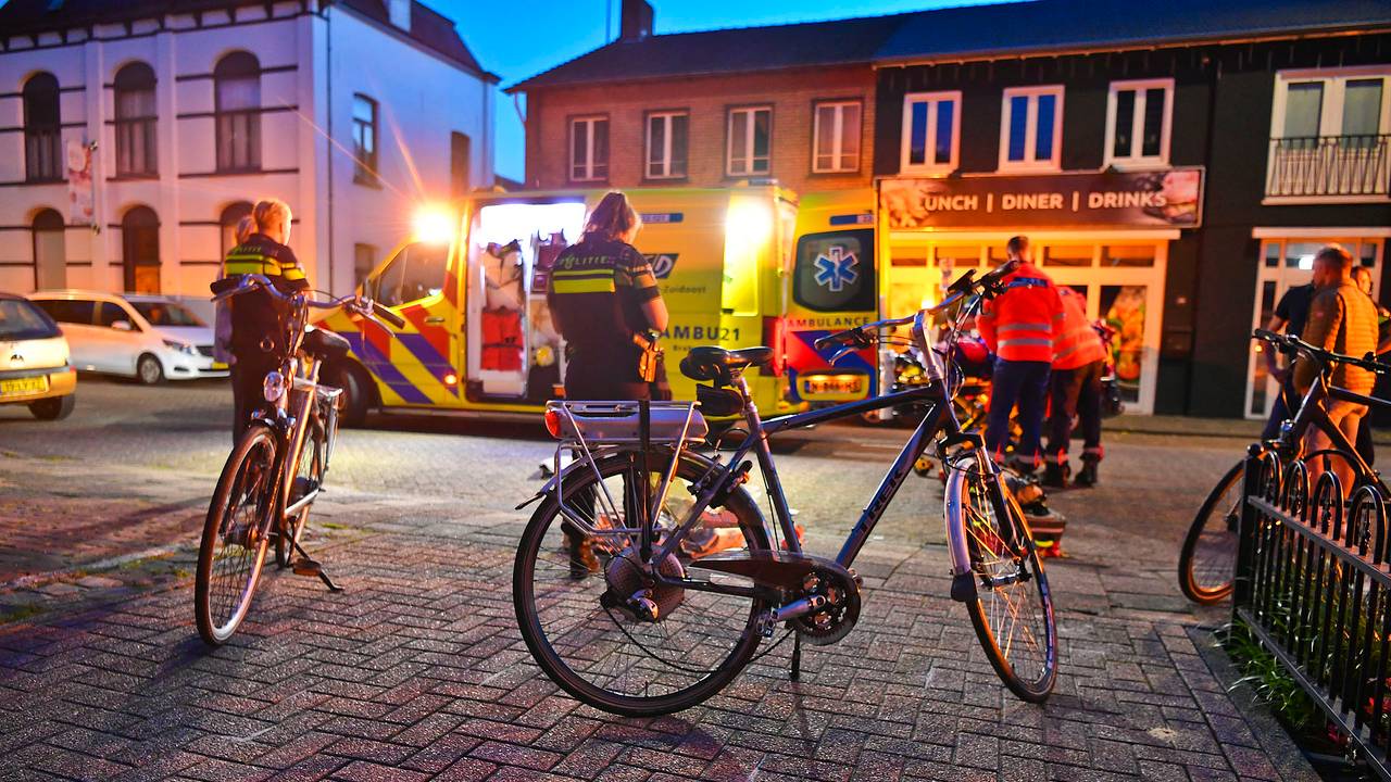 Het slachtoffer is na de botsing in Budel met spoed naar een ziekenhuis gebracht (foto: Rico Vogels/SQ Vision). 