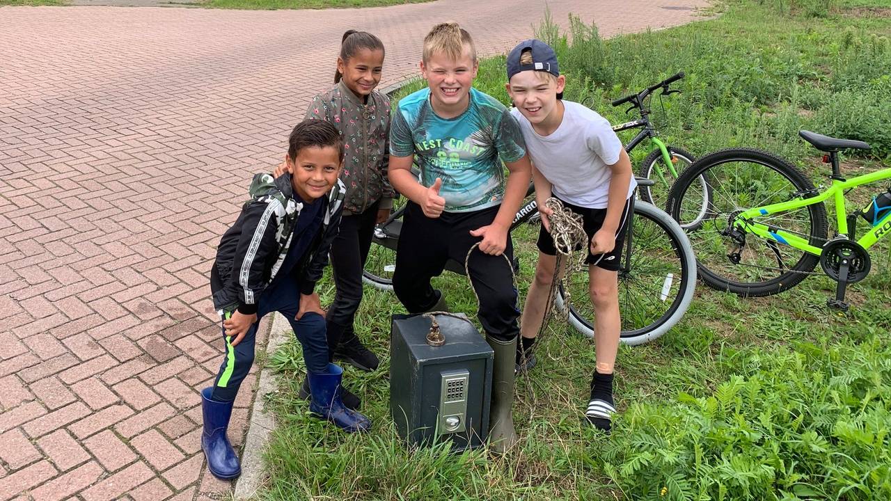 Trots op hun vondst. (Foto: Max Hendriks)