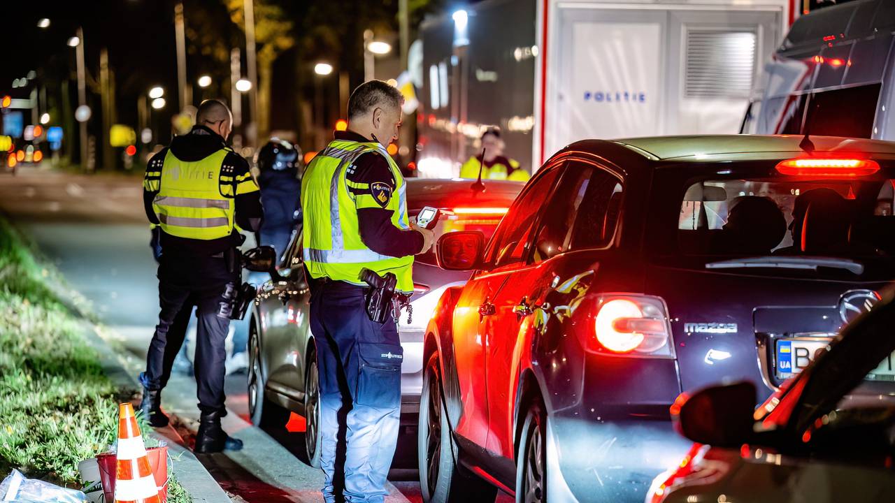 Vijfhonderd bestuurders werden gecontroleerd tijdens de alcoholcontrole aan de Rueckertbaan in Tilburg (foto: Jack Brekelmans/SQ Vision).