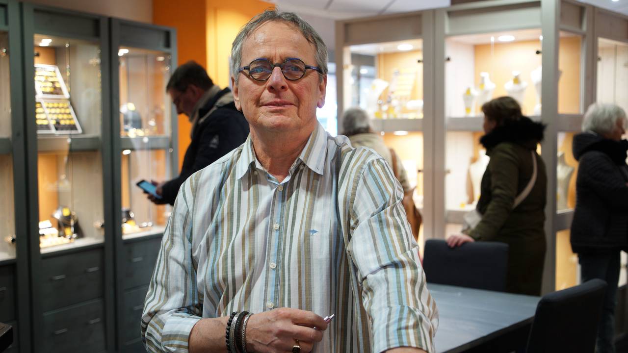 Met pijn in het hart helpt Kees de komende tijd zijn laatste klanten (Foto: Rochelle Moes).