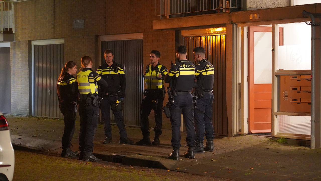 Meerdere agenten deden onderzoek (foto: Jeroen Stuve/SQ Vision).