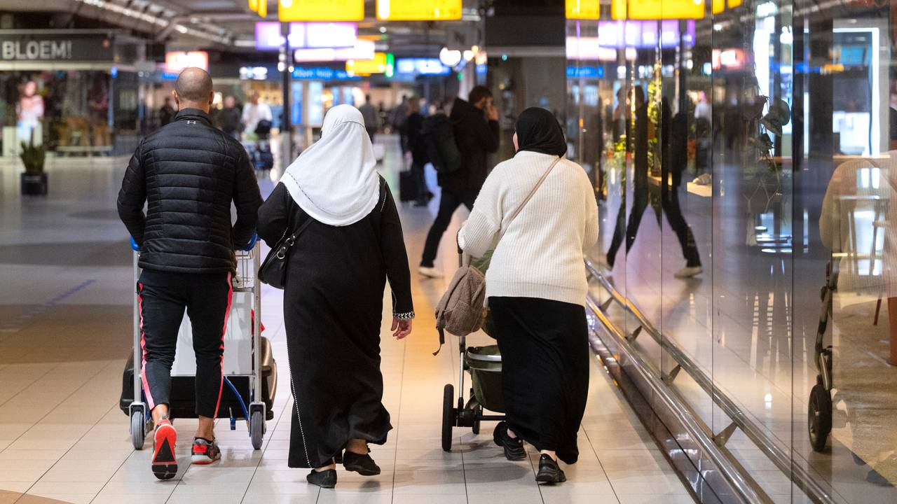Reizigers in de ontvangsthal van een luchthaven Schiphol (foto: ANP 2021/Evert Elzinga).