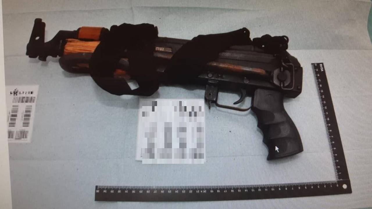 Een van de vuurwapens die op het kamp werden gevonden (foto: Openbaar Ministerie)