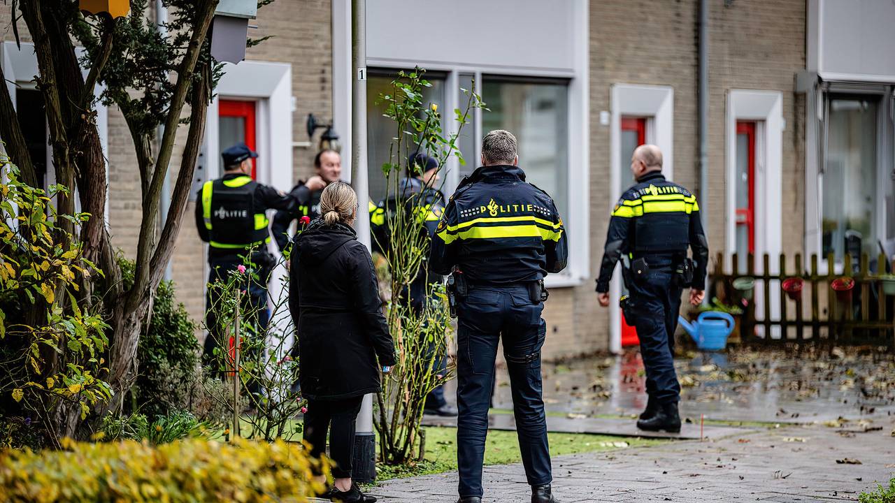 De politie ging het huis aan de Tartinistraat in Tilburg binnen na een melding over iemand met een vuurwapen (foto: Jack Brekelmans/SQ Vision). 