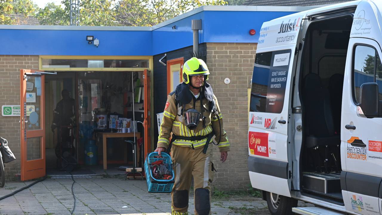 De brandweer had het vuur snel onder controle en ventileerde de dagbestedingsruimte (foto: Perry Roovers/SQ Vision).
