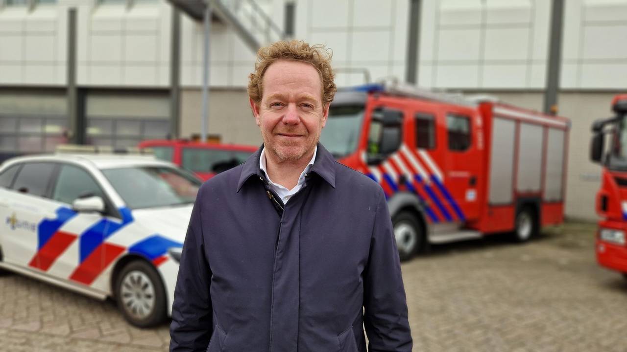 Minister van Justitie en Veiligheid David van Weel bij de hulpdiensten in Roosendaal (Foto: Noël van Hooft). 