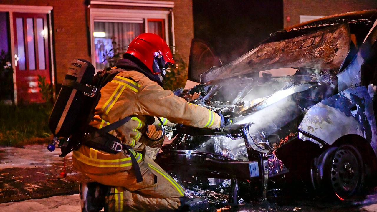 Van de auto in de Jeneverbeslaan in Valkenswaard bleef weinig over (foto: Rico Vogels/SQ Vision).