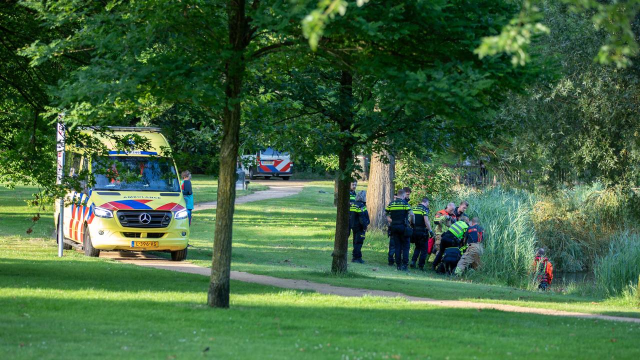De tegenspartelende man wordt uit het water 'gevist' (foto: Christian Traets/SQ Vision).