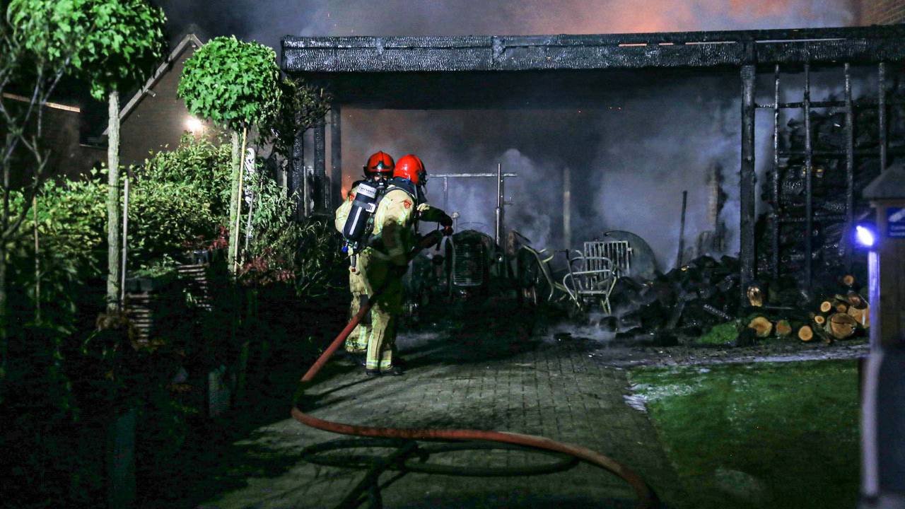 De carport in Mariahout is volledig verwoest (foto: Harrie Grijseels/SQ Vision).