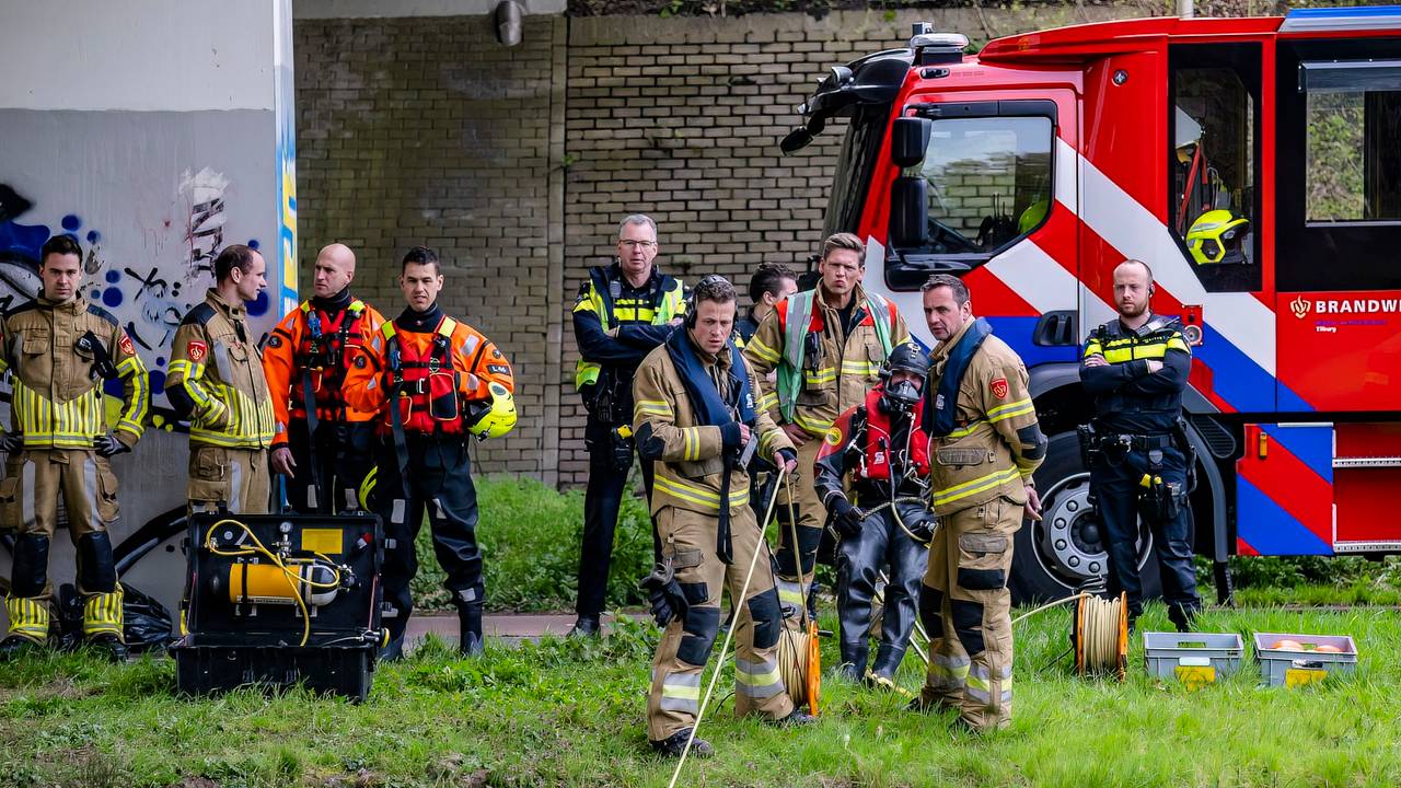De brandweer haalde uit het water aan de Goirkekanaaldijk in Tilburg een accu naar boven (foto: Jack Brekelmans/SQ Vision).