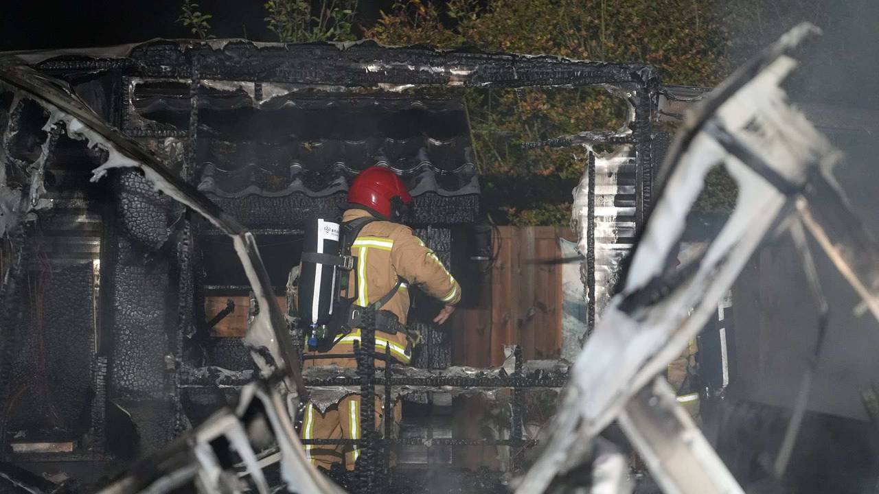 Van de stacaravan in Soerendonk bleef weinig over (foto: WdG/SQ Vision).