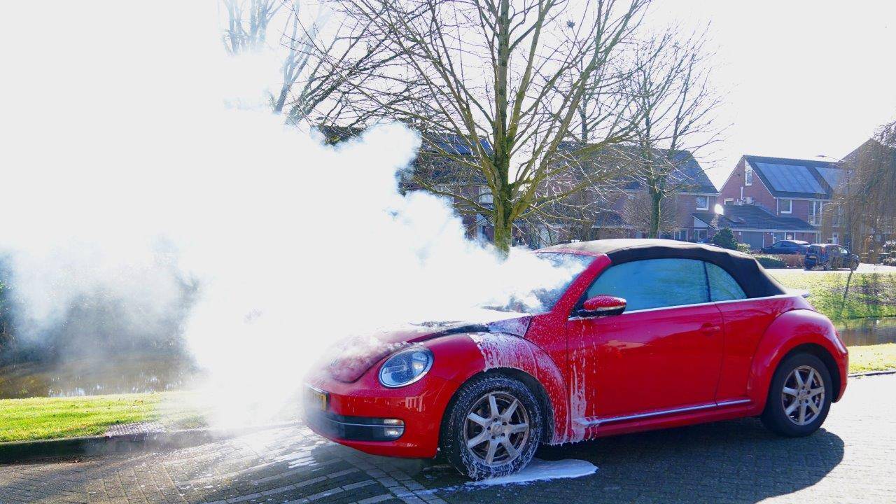 De rokende auto in Vught (foto: Bart Meesters/Meesters Multi Media/SQ Vision).