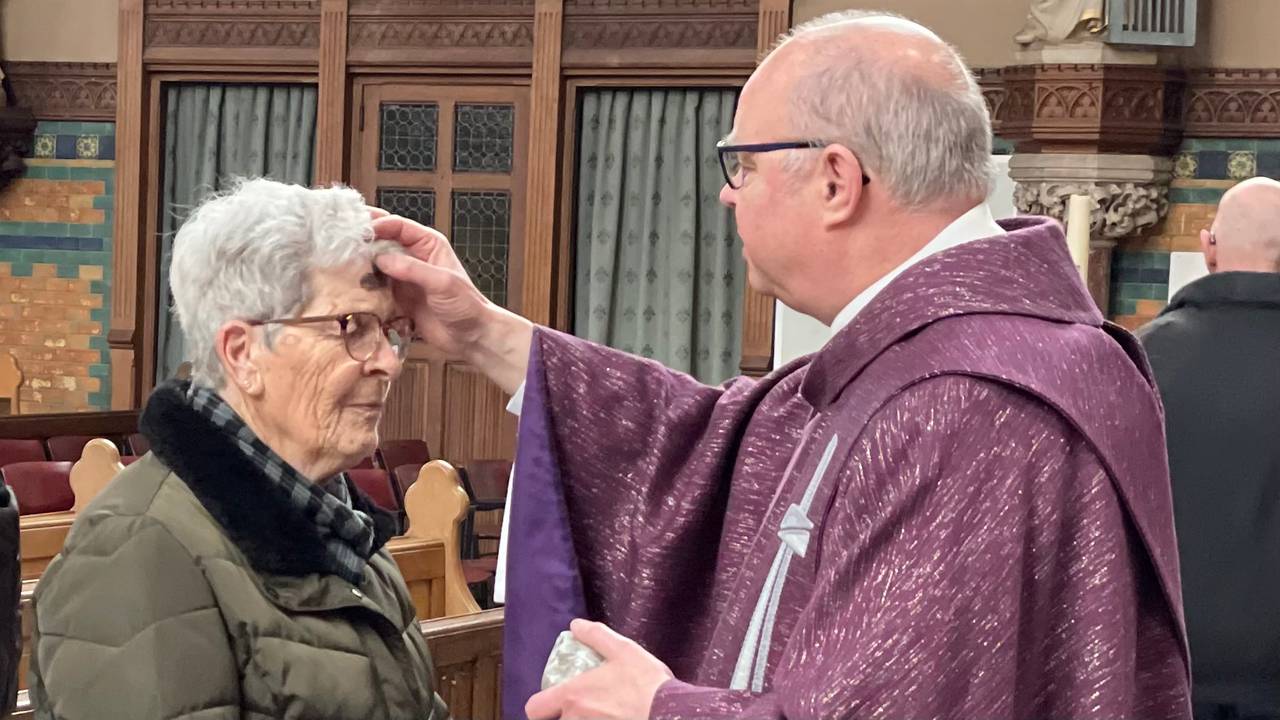 Pastoor Maickel Prasing deelt een askruisje uit (foto: Erik Peeters).