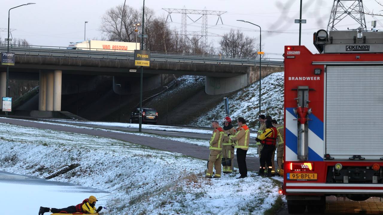 De brandweerman die op zoek ging naar de helm en de eventuele eigenaar (foto: Sander van Gils/SQ Vision).