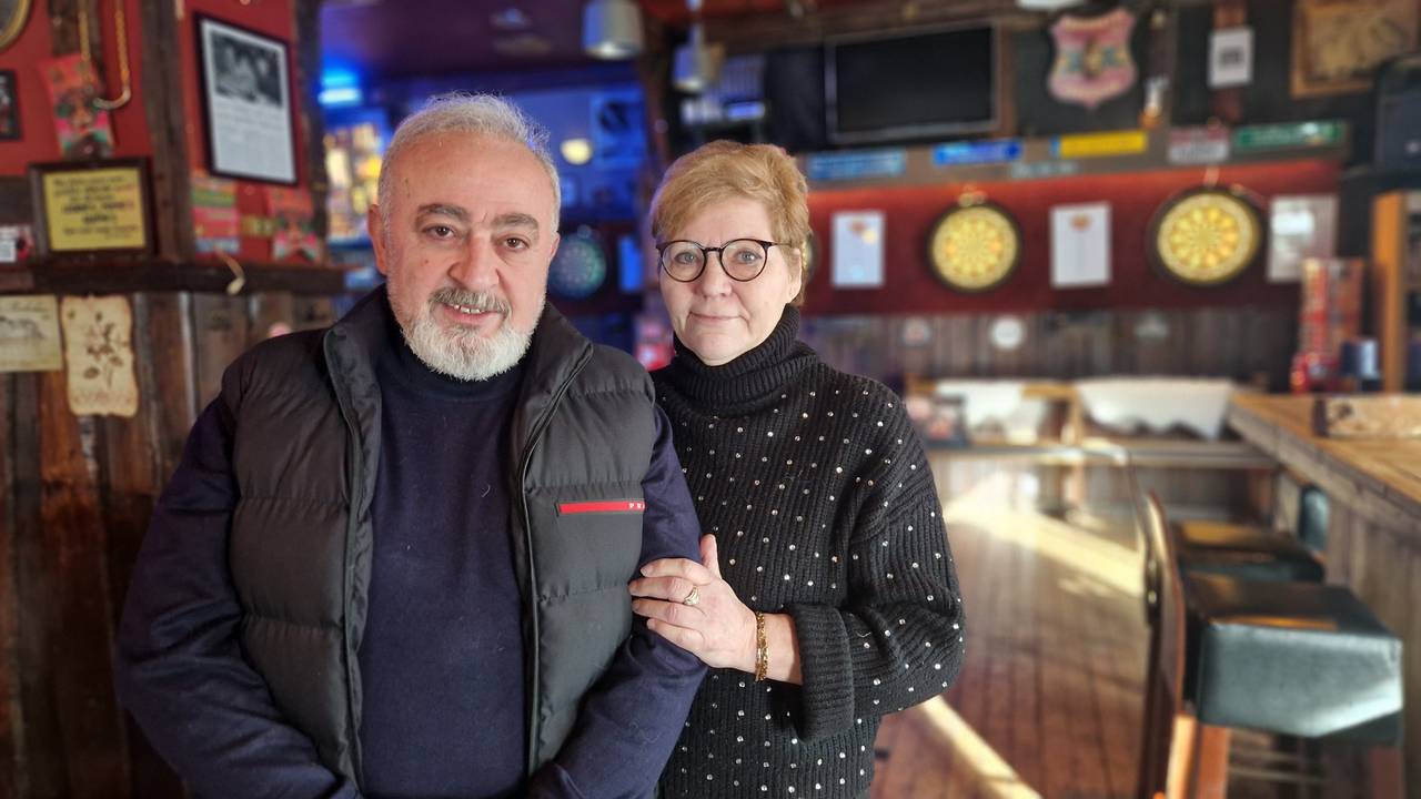 Atilla en Gemma in hun kroeg 't Uilennest (foto: Noël van Hooft)