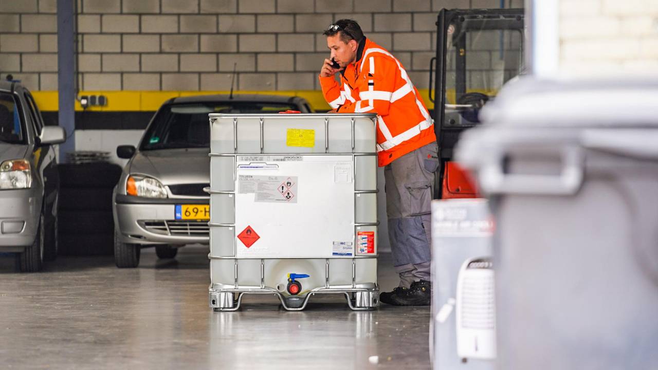 Grondstoffen voor drugs gevonden in autogarage (foto: SQ Vision)