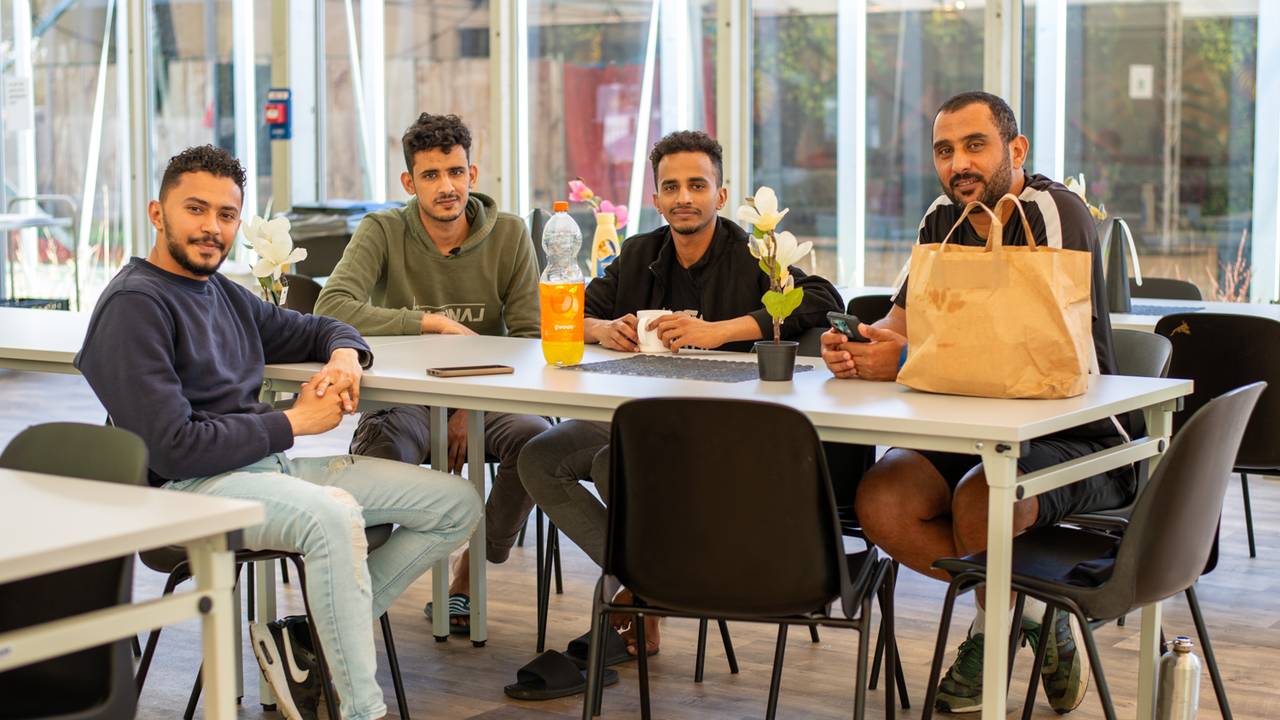 Rashad en zijn vriendengroep uit Jemen (foto: Evelien IJpelaar)