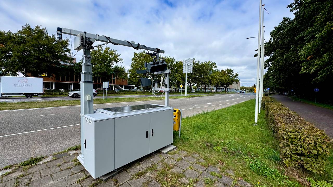 De ingeklapte flitser aan de Aalsterweg (foto: Omroep Brabant).