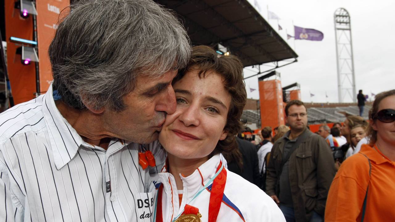 Marianne Vos en haar vader na het winnen van olympisch goud in 2008 (foto: ANP).