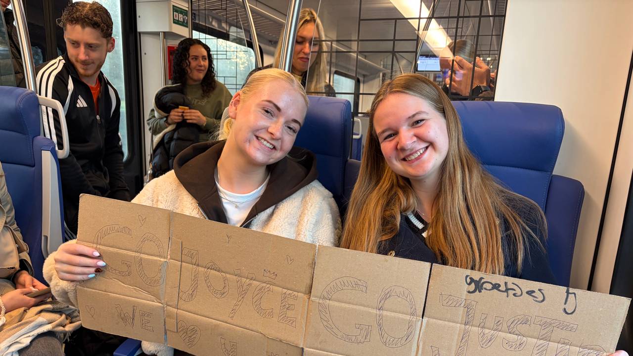 Kathy en Femke gaan in Eindhoven twee vrienden aanmoedigen (foto: Jan Peels).
