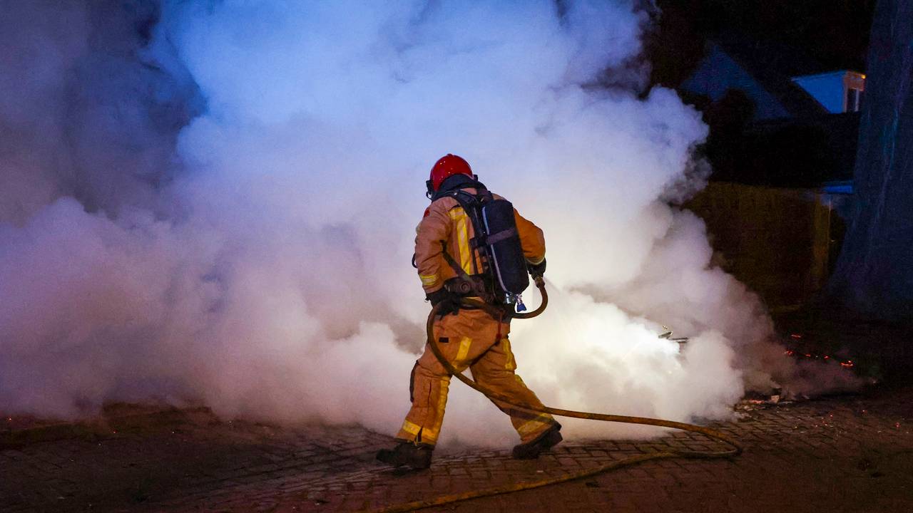 De brandweer bluste de 45 kilometerauto in Eindhoven (foto: SQ Vision).