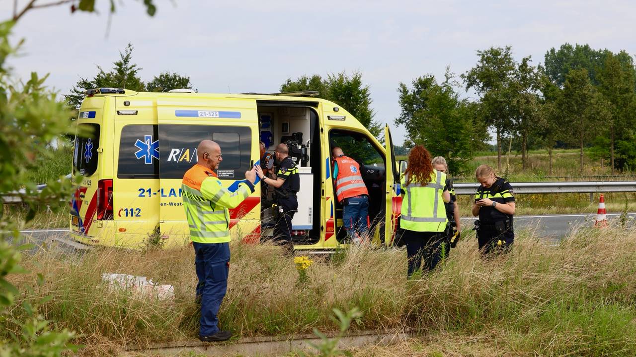 De man en vrouw die in de auto zaten, zijn nagekeken door ambulancepersoneel (foto: Sander van Gils/SQ Vision).