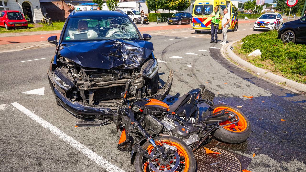 De motorrijder raakte bij de aanrijding in Geldrop zwaargewond (foto: Dave Hendriks/SQ Vision).