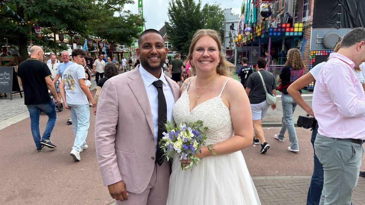 Het kersverse echtpaar maakt hun bruidsfoto's op de kermis (foto: Thijs den Ouden).