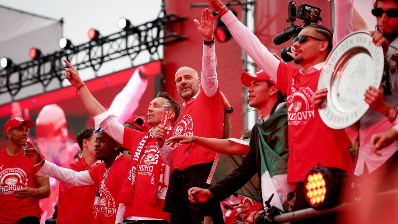 Peter Bosz met de microfoon bij de huldiging van PSV in 2024 (foto: ANP 2024/Robin van Lonkhuijsen). 